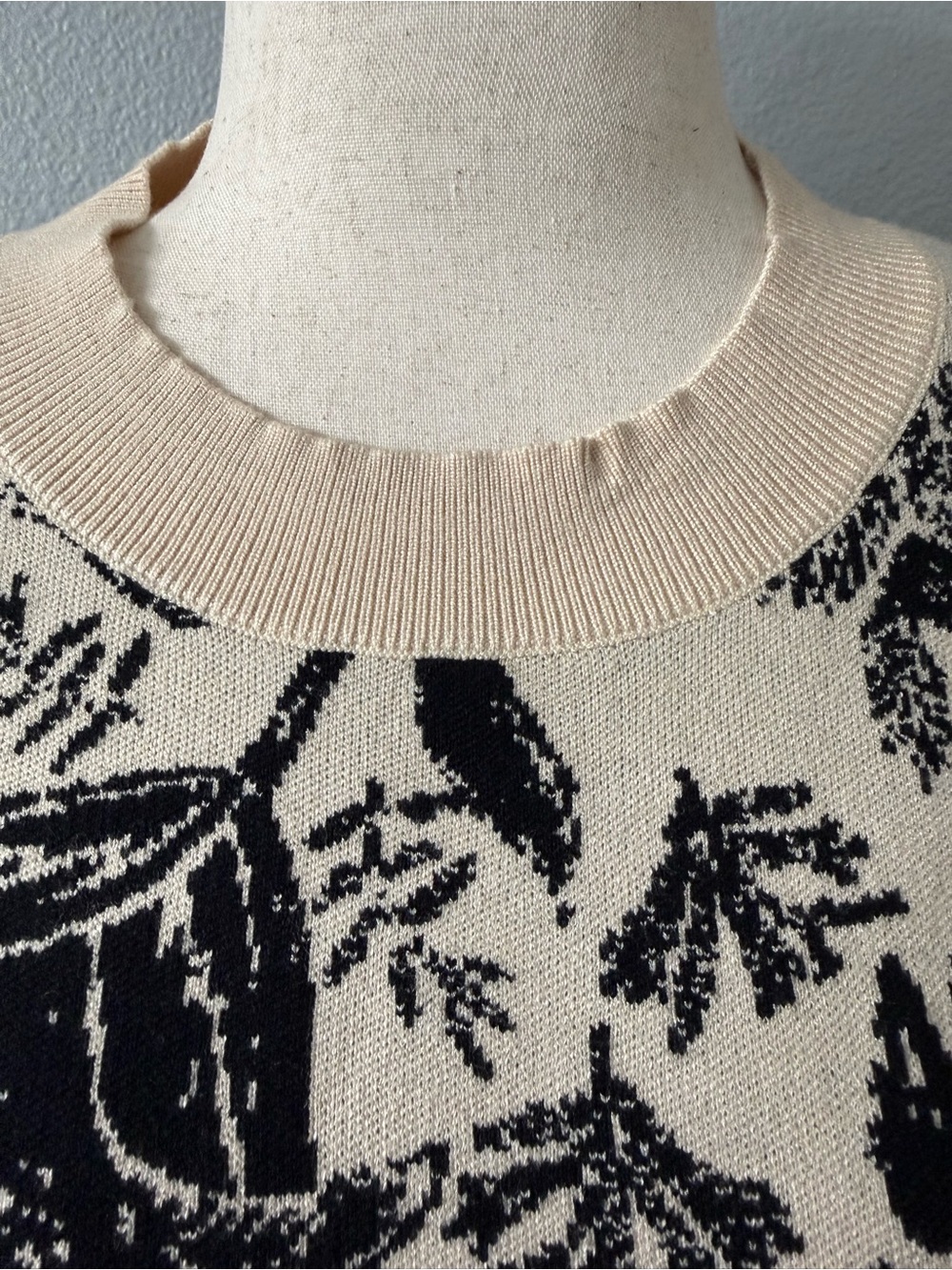See and Be Seen Floral Scalloped Hem Sweater Top Large Black Tan NWT - Picture 4 of 7